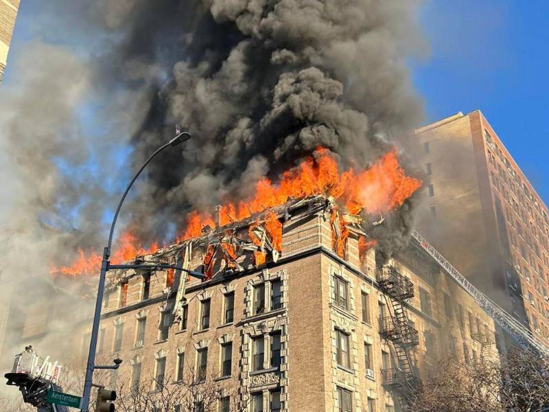 Al menos tres personas resultaron heridas en un grave incendio que se propagó este martes en un edificio de apartamentos del barrio Upper West Side en Manhattan (Nueva York), informó el Departamento de Bomberos de la ciudad (FDNY).