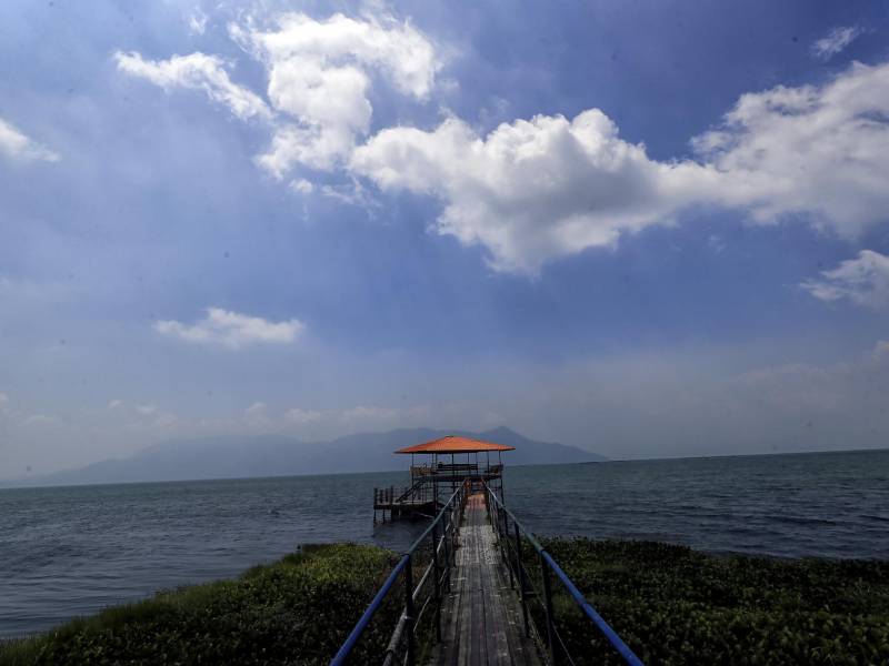 El Lago de Yojoa está localizado en los límites de los departamentos de Comayagua, Cortés y Santa Bárbara.