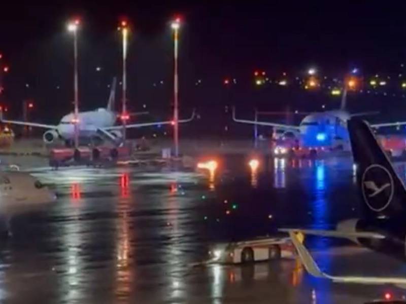 Cerca del vehículo del hombre había un avión con pasajeros.