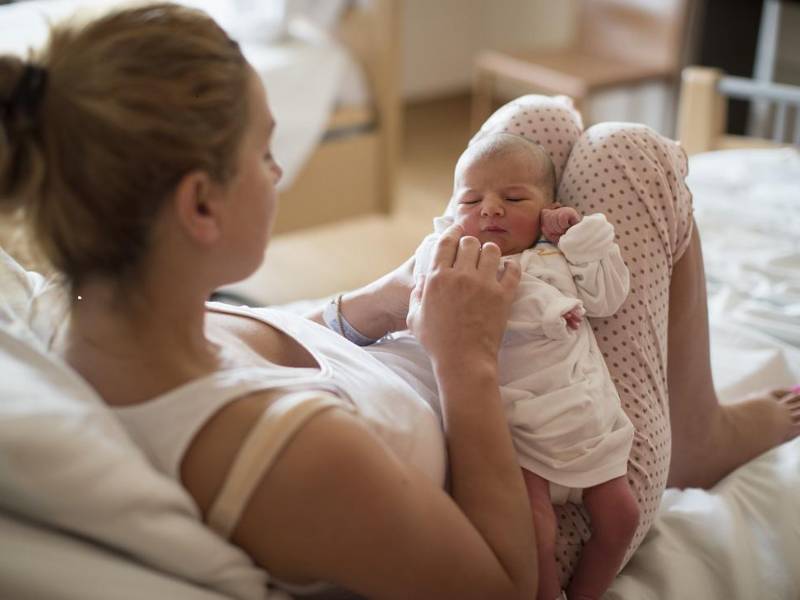 Es súper esencial que la madre hablé con su bebé, estudios confirman los beneficios.