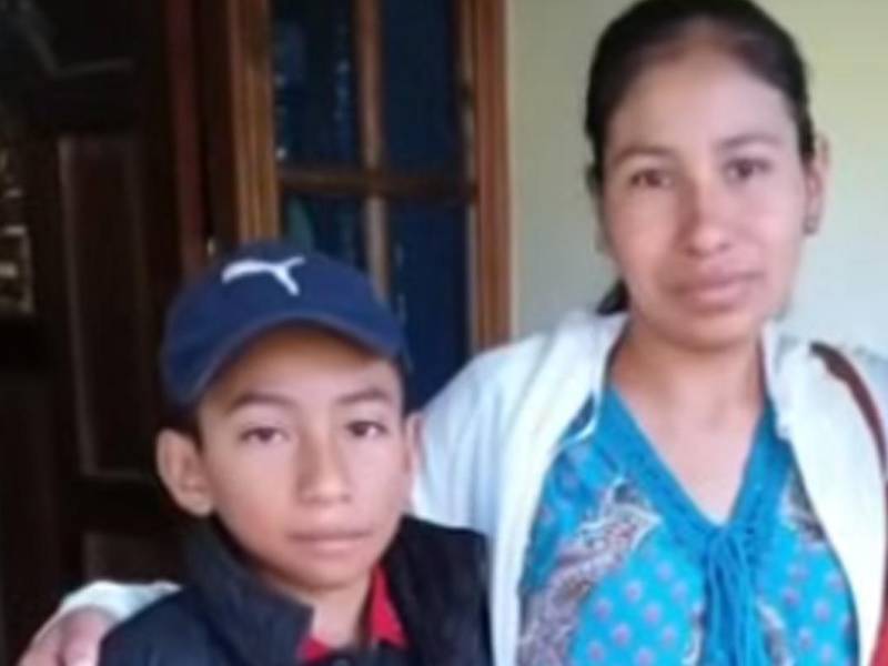 Foto en vida del pequeño Ramón junto a su madre.