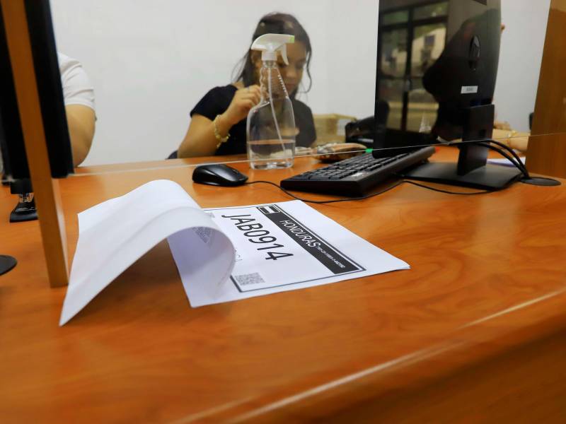 <b><span class=mln_uppercase_mln>Trámite.</span></b> El IP emite las placas en papel para reemplazarlas cuando estén las placas en físico.<span class=mln_uppercase_mln> Foto: Melvin C.</span>