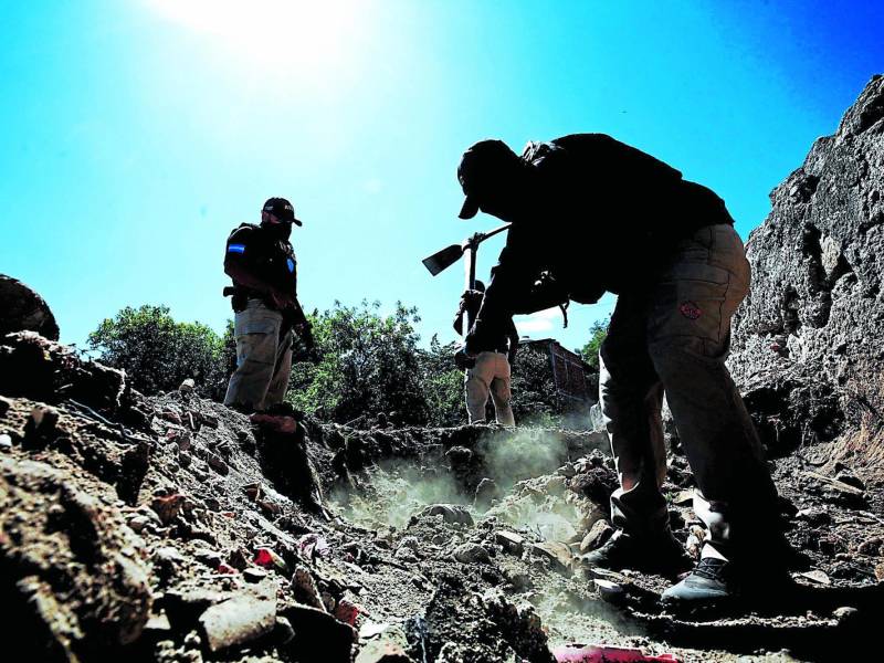 Equipos de la Atic y la Policía Militar hicieron excavaciones en varios puntos.
