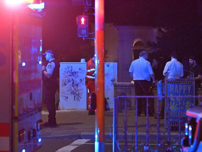 Agentes de policía y los servicios de emergencia trabajan en la zona de la playa de Bondi en Sídney, donde se registró un atentado este domingo.