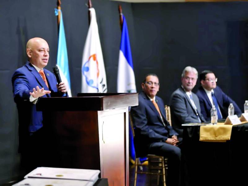 Óscar Chinchilla fungió dos veces como fiscal general.