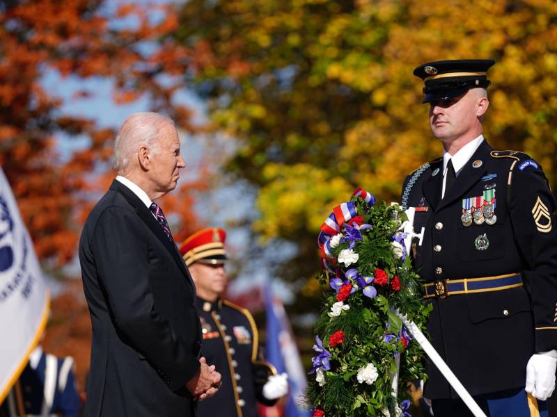 El presidente estadounidense Joe Biden, causó revuelo ante sus críticos recientemente, puesto que cuando se dirigía a saludar a uno de los soldadosa en el día de los Veteranos, en un lapso de varios segundos se perdió inconcientemente.