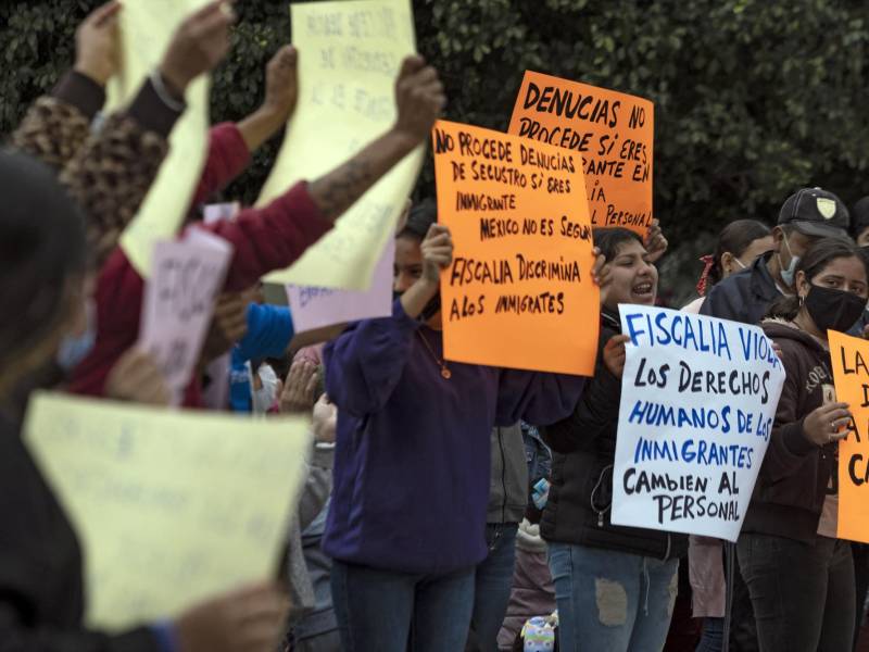 Migrantes protestan frente a la Fiscalía de Tijuana luego de que EEUU reanudará un polémico programa que devuelve los solicitantes de asilo a México.