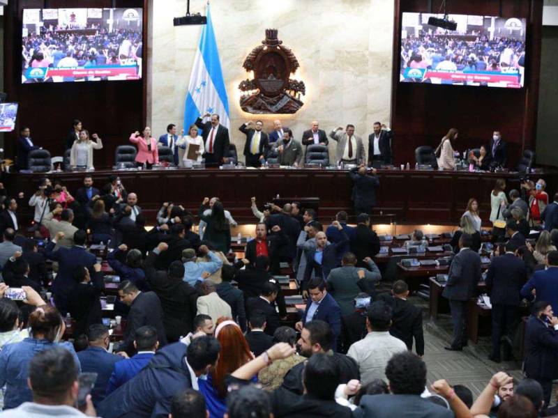 Tras casi dos horas de discusiones, la sesión fue cerrada anoche y convocados para hoy.