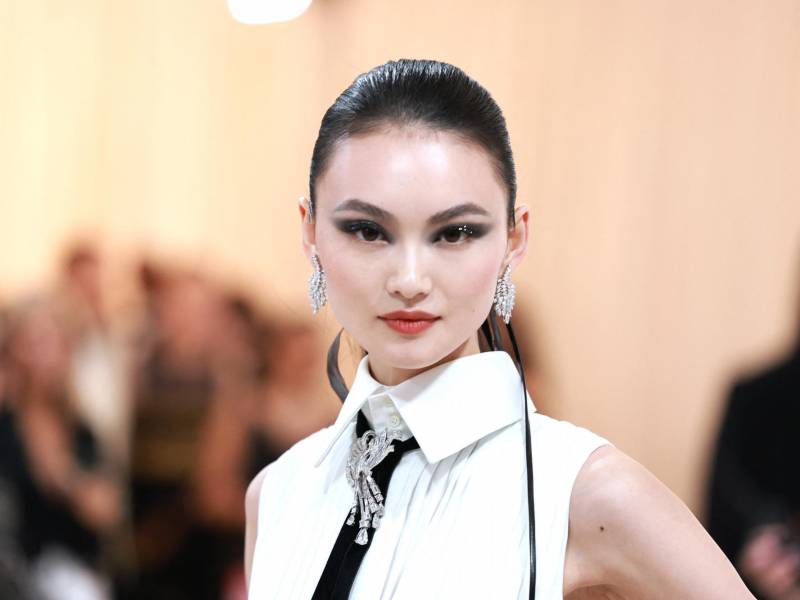 La actriz He Cong lució un maquillaje smokey eyes con brillos en las pestañas postizas, labial rojo sandía u y un peinado recogido.