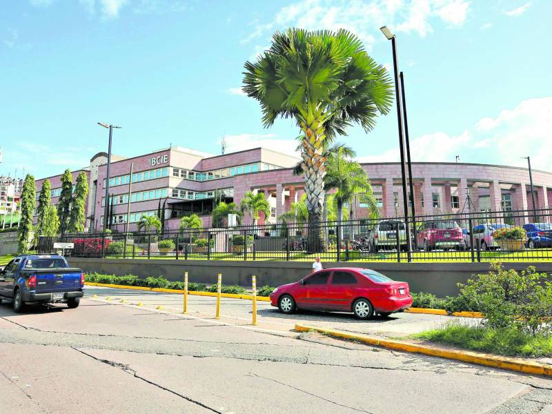 La oficina principal del Banco Centroamericano está en Tegucigalpa. Honduras, Guatemala, Costa Rica, El Salvador y Nicaragua son socios fundadores con una participación de 714.0 millones de dólares cada uno, lo que les deja una participación de 10.68%.