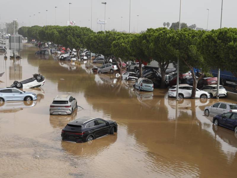 Vista general del polígono industrial de Sedaví, en Valencia, anegado a causa de las lluvias torrenciales de las últimas horas.