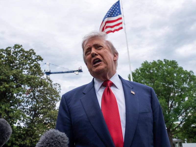 El presidente de Estados Unidos, Donald Trump, fue captado este 8 de mayo, al atender a la prensa a la salida de la Casa Blanca, en Washington DC (EE.UU.).