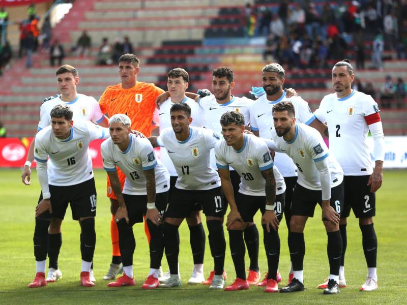Jugadores de la selección de Uruguay forman este martes, en un partido de las eliminatorias sudamericanas para el Mundial de 2026 entre las selecciones de Bolivia y Uruguay en el estadio Municipal de El Alto, en la ciudad de El Alto (Bolivia).