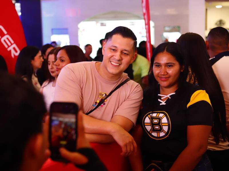 JD, de Los Hijos de Morazán, posa junto a una fan.