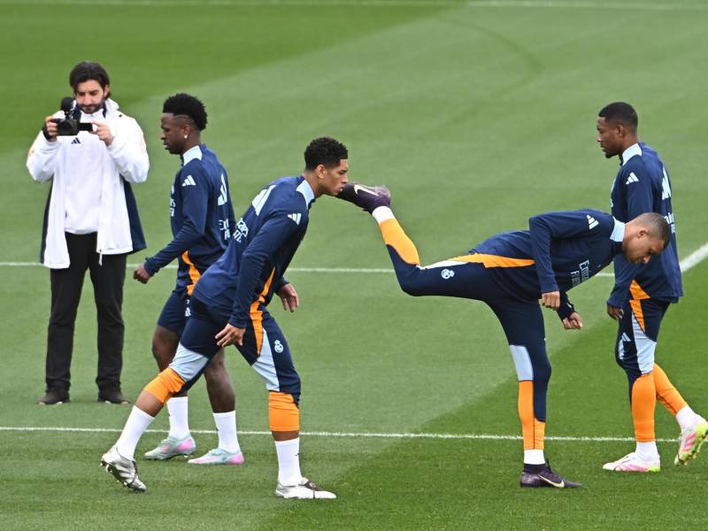 Los jugadores del Real Madrid Vinicius (i), Bellingham (2i), Mbappé (2d) y Alaba (d) durante el entrenamiento realizado este martes en la Ciudad Deportiva de Valdebebas, donde el equipo prepara el partido de Liga que disputa mañana miércoles ante el Getafe.