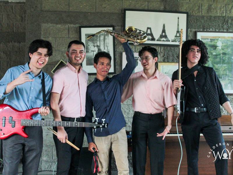 El toque musical estuvo a cargo de la banda CATARSIS, integrada por estudiantes de la Carrera de Educación Artística.