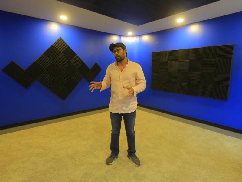 Irving Cruz, docente de fotografía y producción audiovisual, dio un recorrido al equipo de LA PRENSA para conocer el estudio.