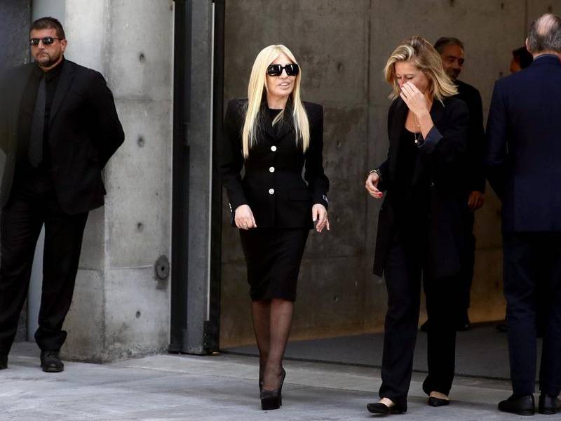 La diseñadora italiana Donatella Versace fue una de las celebridades que asistió al funeral.