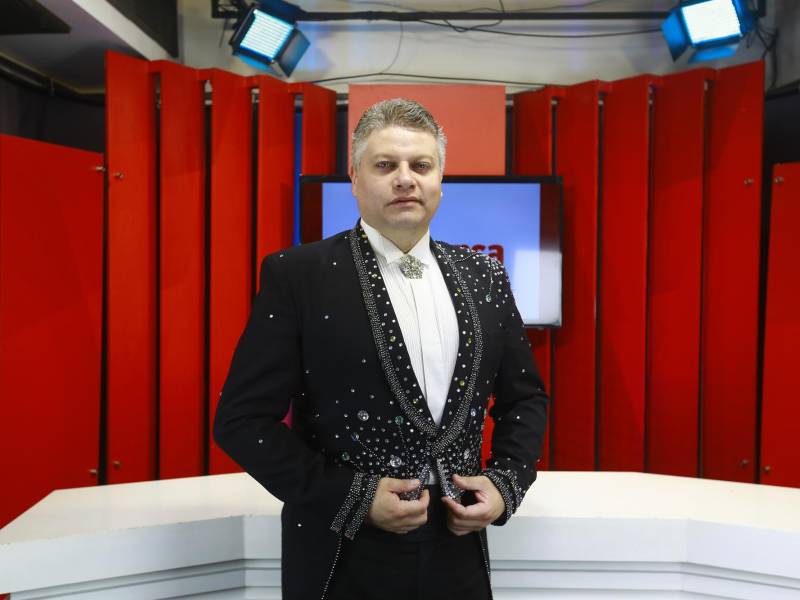 El ítalo brasileño recuerda que a sus 10 años un mago le regaló un libro con el cual él hizo sus primeros trucos.