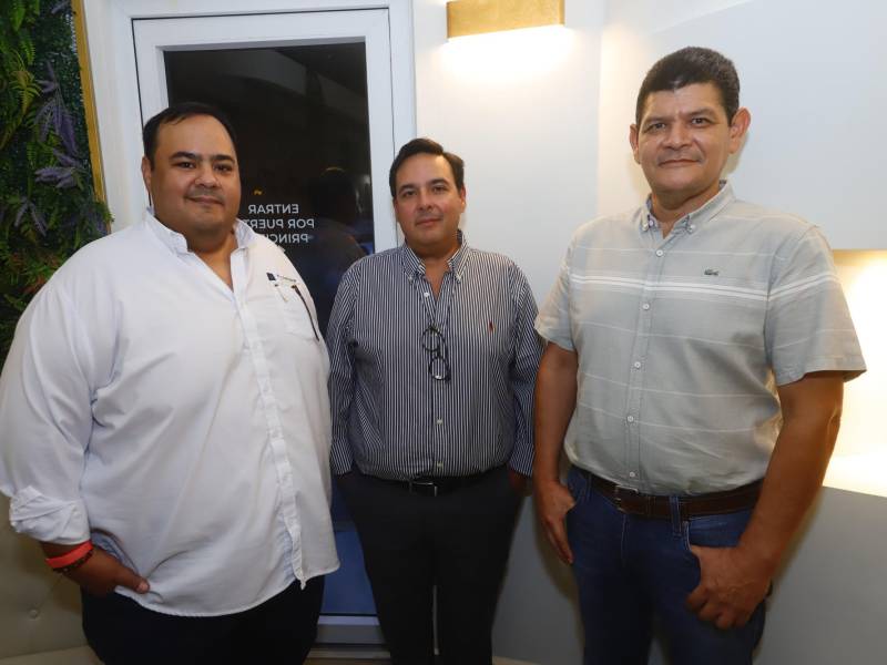 Juan Bendaña con Sergio Bendaña y Alex Rodríguez.