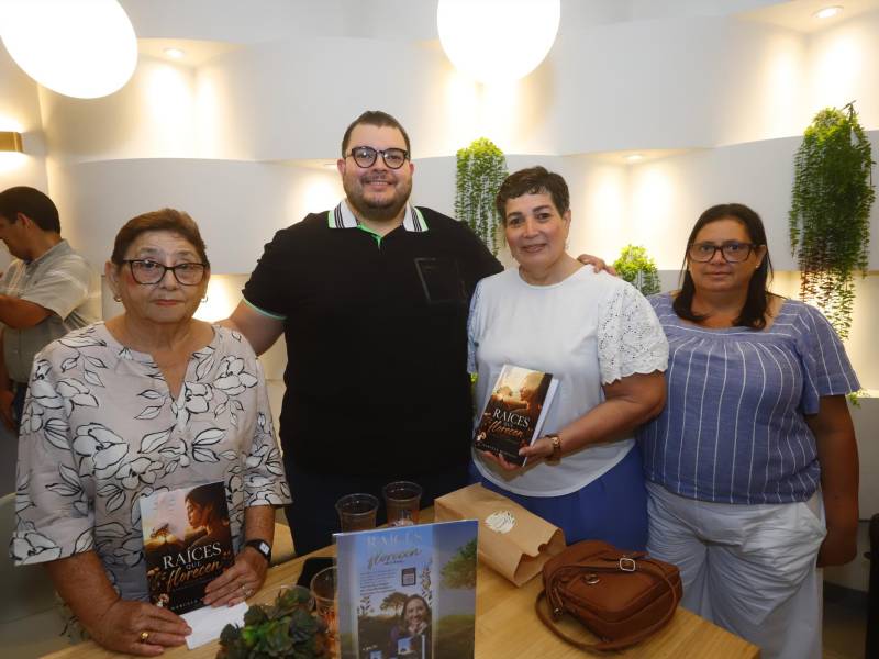 Jacqueline Bueso con Luis Gerardo Bueso, Kerima de Bueso y Ángela Bosch.