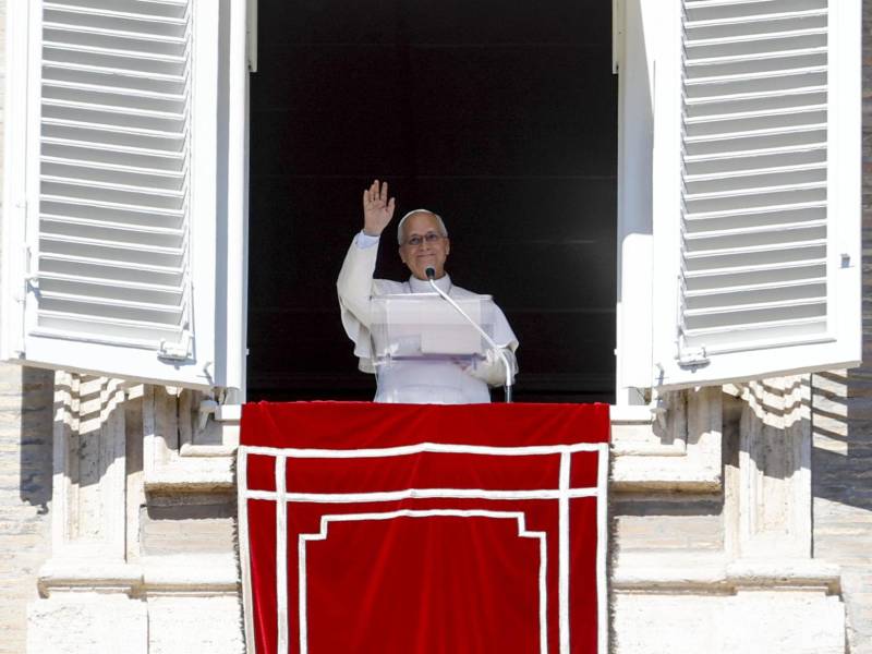 El Papa León XIV dirige el rezo del Ángelus desde la ventana de su despacho con vistas a la Plaza de San Pedro, en la Ciudad del Vaticano, el 11 de octubre de 2026.