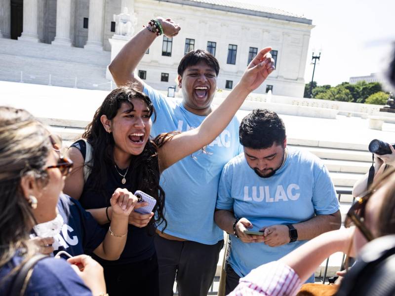 Simpatizantes de partidarios de la ciudadanía por nacimiento celebran después de que la Corte Suprema de Estados Unidos rechazara la orden ejecutiva del presidente estadounidense Donald Trump que intentaba revertir ese derecho en Washington (EE.UU.). EFE/EPA/JIM LO SCALZO