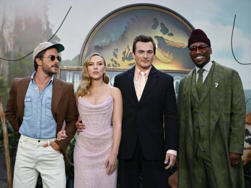 Jonathan Bailey, Scarlett Johansson, Rupert Friend y Mahershala Ali asisten al estreno mundial de 'Jurassic World Rebirth' en el Odeon Luxe, Leicester Square, Londres. EFE/TOLGA AKMEN