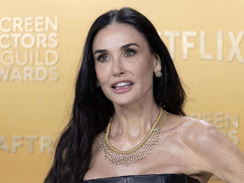La actriz estadounidense Demi Moore posa a su llegada a la ceremonia de entrega de los premios del Sindicato de Actores (SAG) de Hollywood.