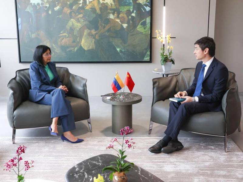 Fotografía cedida el Palacio de Miraflores de la presidenta encargada de Venezuela, Delcy Rodríguez (i), reunida con el embajador de China en Venezuela, Lan Hu, este jueves, en Caracas.