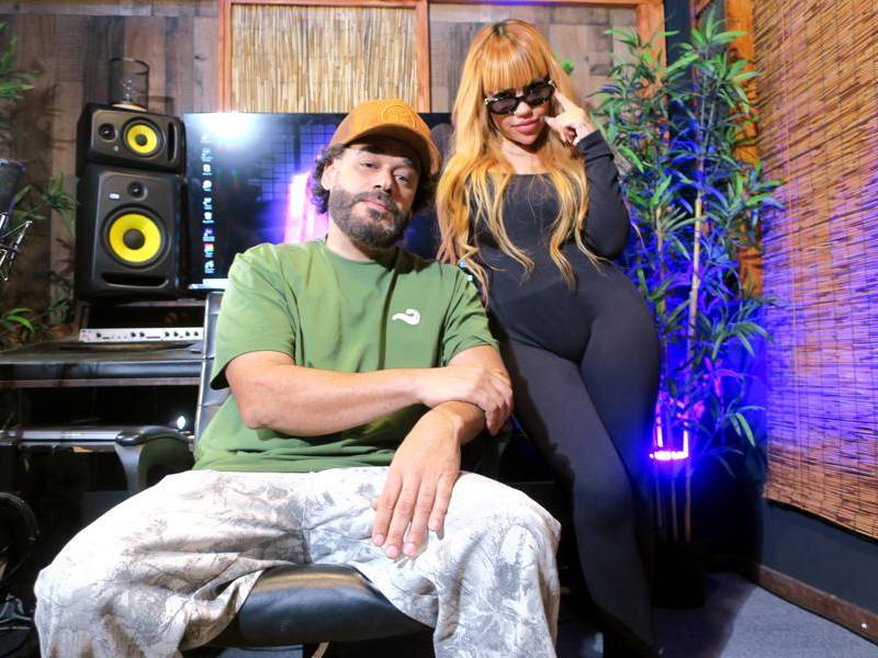 Fotografía del 12 de febrero de 2026 que muestra a la cantante puertorriqueña Nesi (d) posando junto al productor musical Charlee Way durante una entrevista con EFE en San Juan (Puerto Rico).