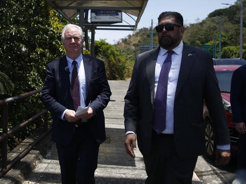 El senador demócrata estadounidense Chris Van Hollen (i) camina este miércoles, en Antiguo Cuscatlán (El Salvador).