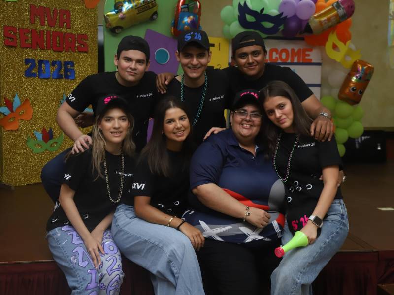 Los “Seniors” junto a la rectora, miss Karla Cáceres.