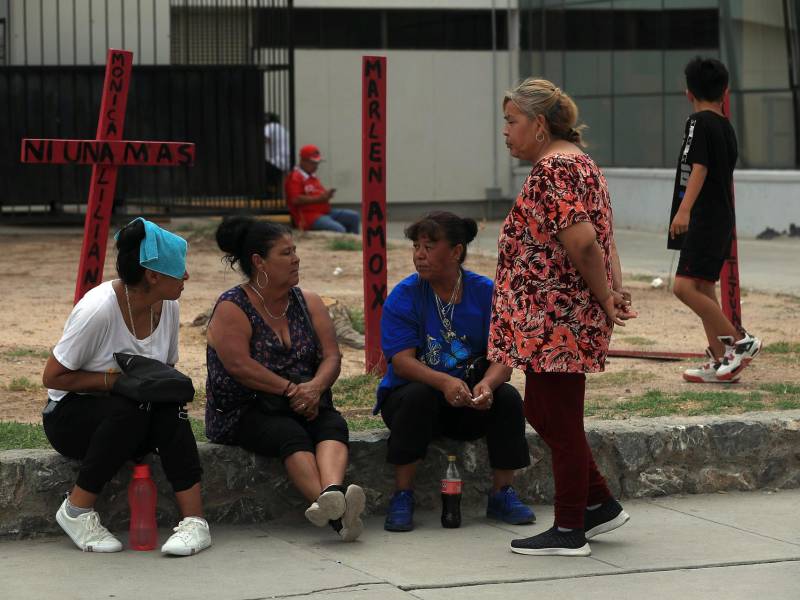 Familiares de los cuerpos sin vida encontrados en un crematorio esperan información en la Fiscalía del estado de Chihuahua en Ciudad Juárez.
