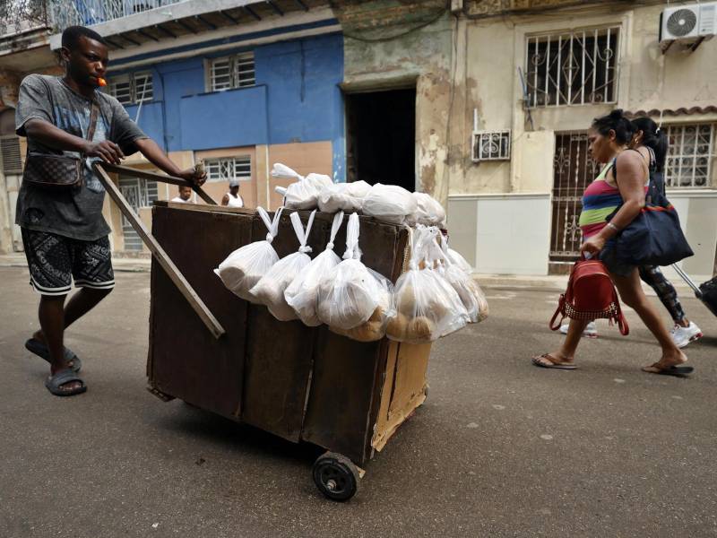 Una persona vende alimentos este martes, durante un apagón en La Habana (Cuba). EFE/ Ernesto Mastrascusa