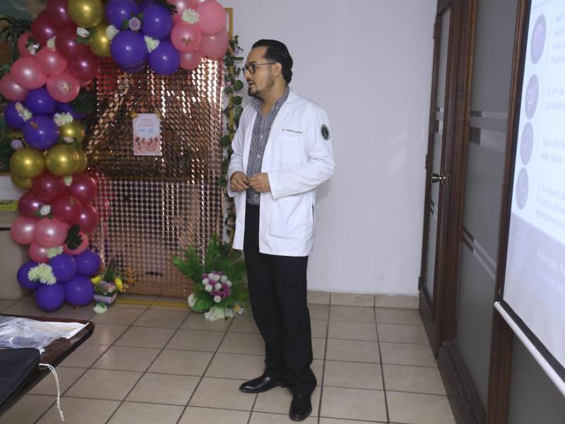 La charla fue impartida por el Dr. Carlos Santos, ginecólogo-obstetra.