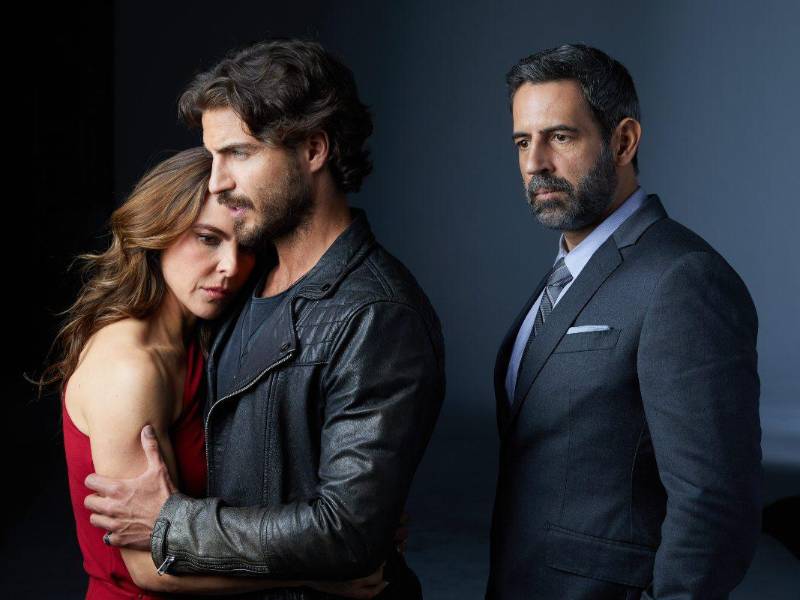 Kate del Castillo, Maxi Iglesias y Rubén Zamora en la serie Volver a Caer.