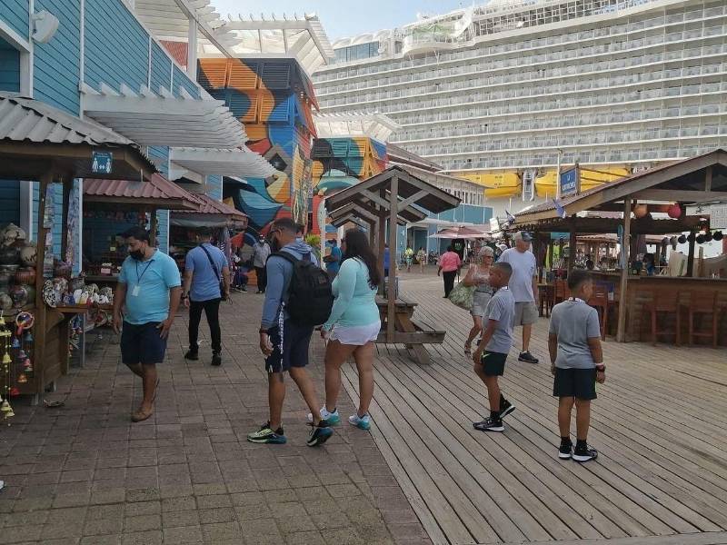 Miles de turistas tuvieron unas nueve horas para apreciar los encantos de Roatán, además de practicar diversas actividades turísticas.