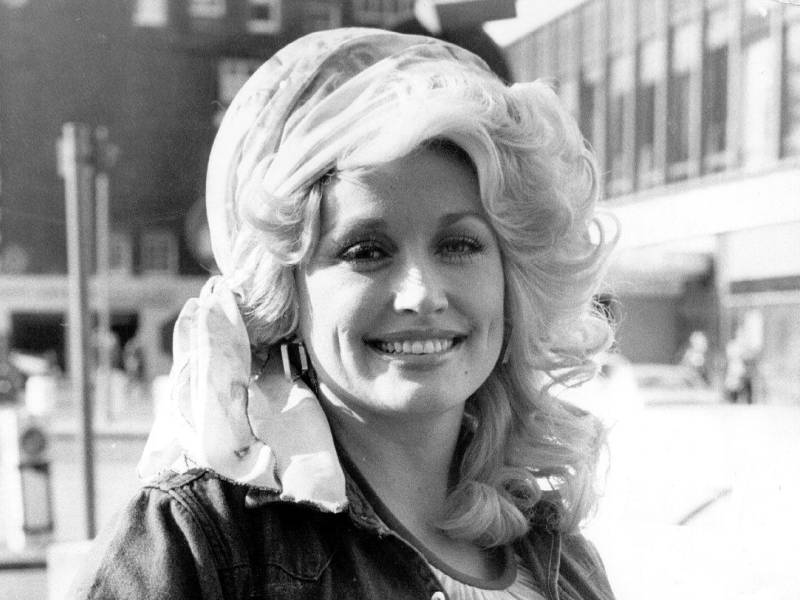 La artista estadounidense Dolly Parton en una fotografía de su juventud.