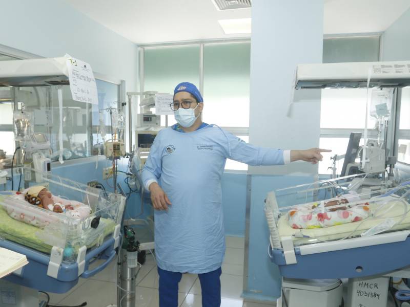 Dos de los trillizos pesan 3 libras con 2 onzas.