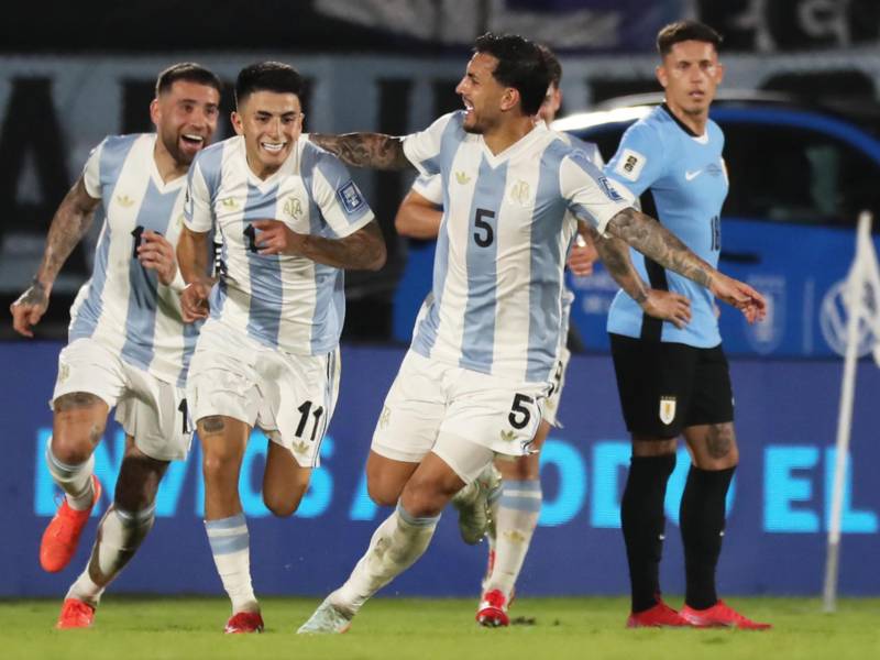 Thiago Almada junto a Leandro Paredes de Argentina celebran un gol este viernes, en un partido de las eliminatorias sudamericanas para el Mundial de 2026 entre las selecciones de Uruguay y Argentina en el estadio Centenario en Montevideo.