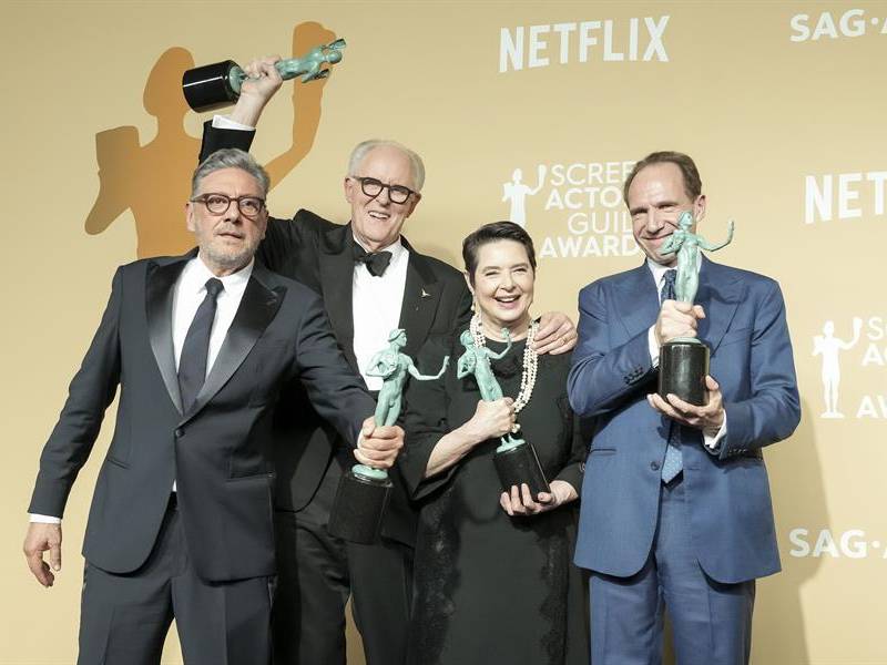 Los actores (de izq. a der.) Sergio Castellitto, John Lithgow, Isabella Rossellini y Ralph Fiennes en la sala de prensa después de que el reparto de la película ‘Conclave’ ganara el premio SAG a la ‘Actuación Sobresaliente de un Reparto en una Película’ .