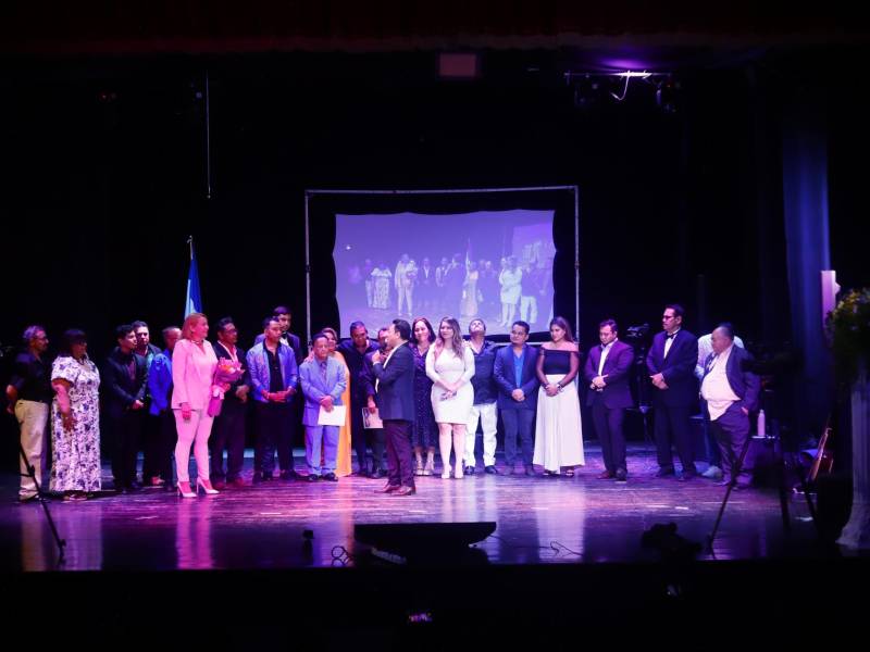 Los artistas se reunieron en un emotivo momento junto a Jemima viuda de Canelo para recordar el extraordinario legado de Moisés en la música hondureña.