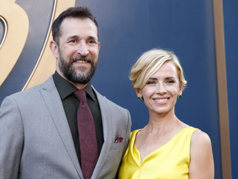 El actor estadounidense Noah Wyle (i) y su esposa Sara Wells.