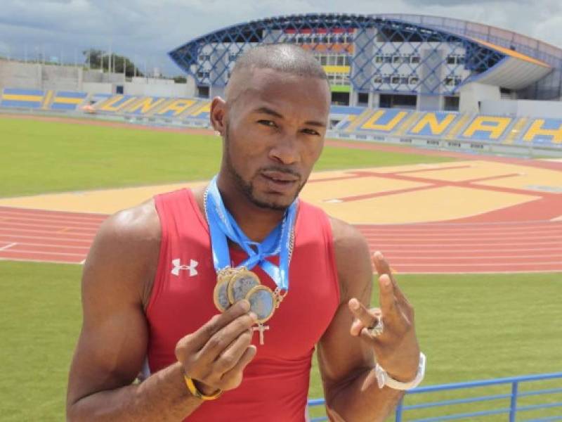 Rolando Palacios posando con tres de sus medallas de oro obtenidas en competencias.