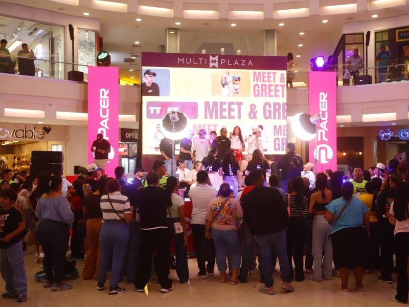Los creadores de contenido subieron al escenario para hacerse la fotografía del recuerdo.