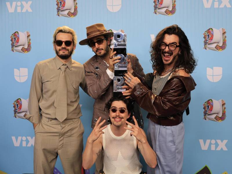 Los integrantes de Morat posan con los premios a canción pop rock y álbum pop durante los Premios Juventud en Ciudad de Panamá (Panamá).