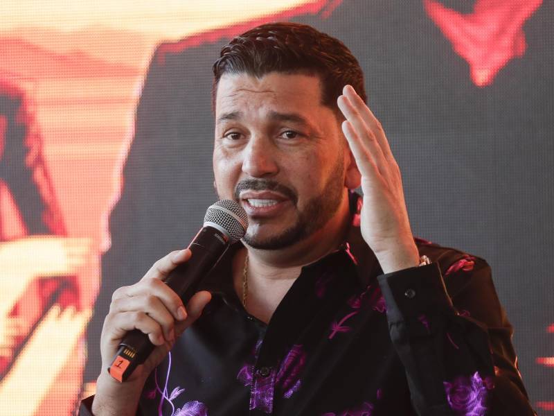 El cantante de regional mexicano Luis Ángel Franco ‘El Flaco’ habla durante una rueda de prensa este jueves, en Ciudad de México (México).