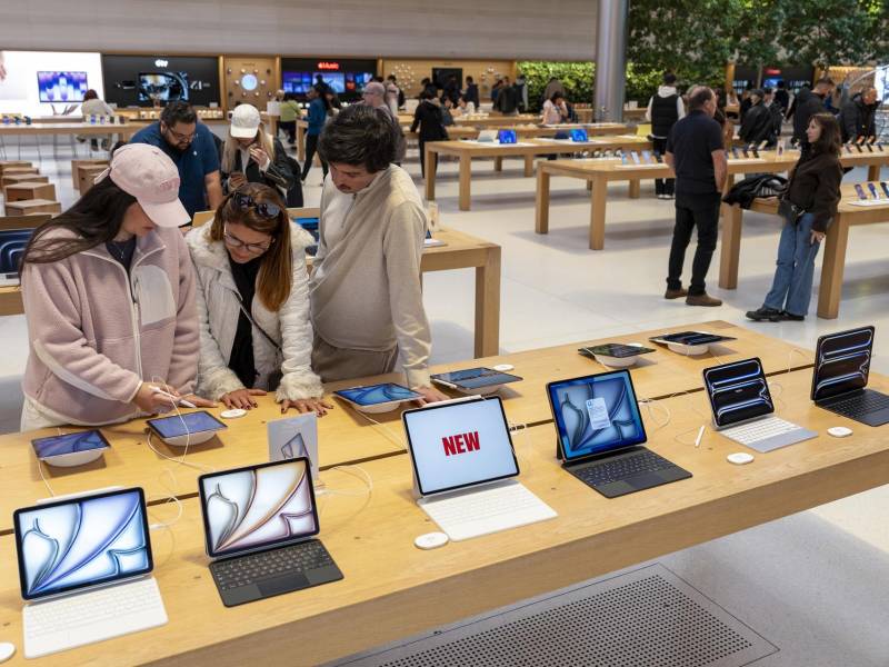 Personas observan artículos en la tienda Apple de la Quinta Avenida este lunes, en Nueva York (Estados Unidos).