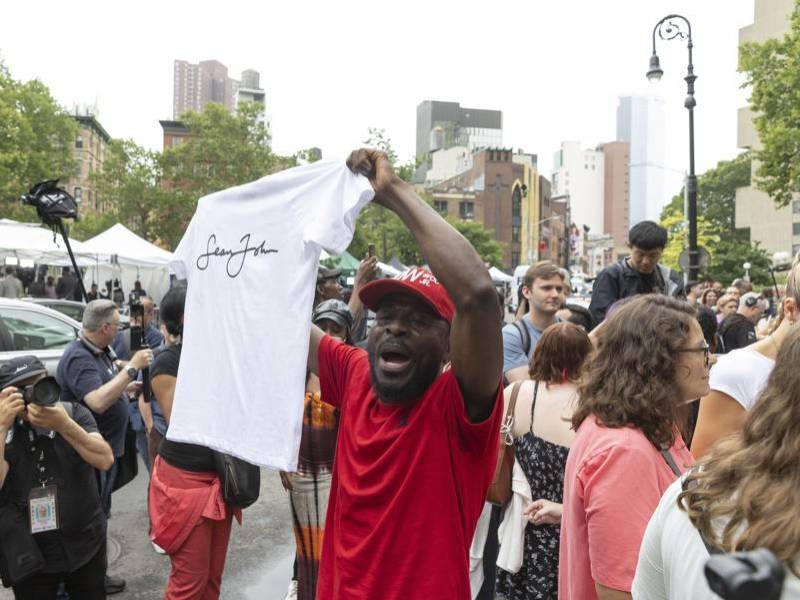Mientras algunos gritaban para apoyar al rapero y pedían su liberación, otros defendían a Cassie Ventura, exnovia del artista que testificó en el juicio.